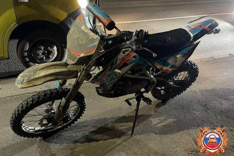 В Тверской области питбайкер наехал на бордюр и протаранил мачту освещения