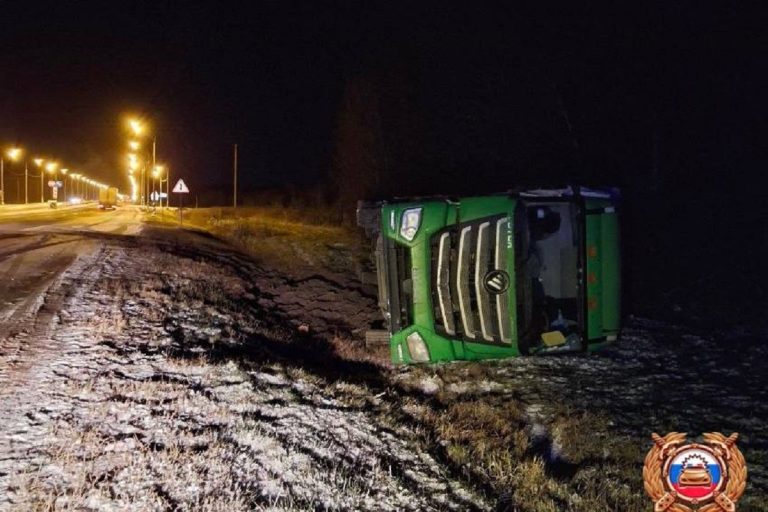 Два большегруза сошли с трассы М-10 в Торжокском округе