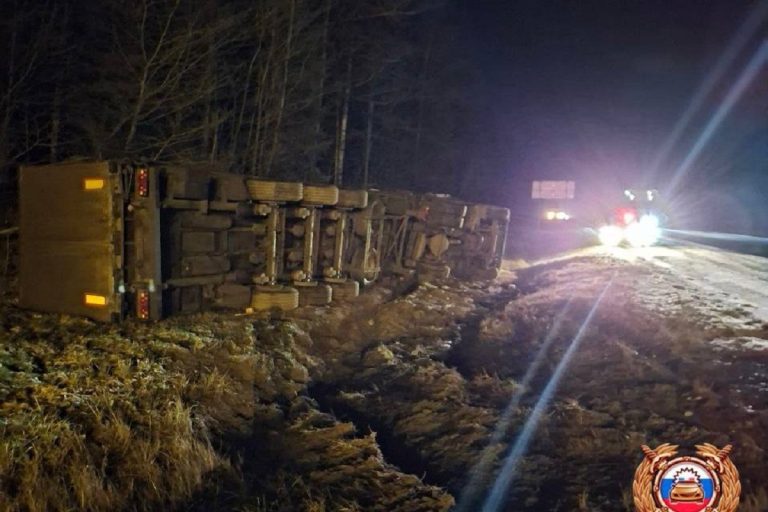 Два большегруза сошли с трассы М-10 в Торжокском округе