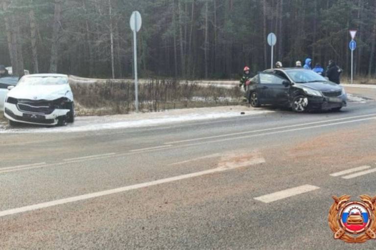 Неосторожный поворот стал причиной серьезного ДТП в Тверской области