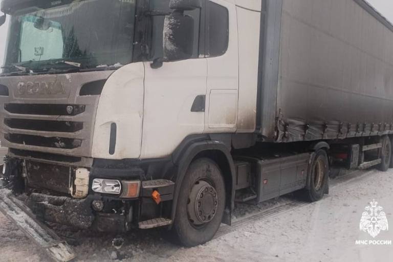 В Тверской области столкнулись фура и трактор