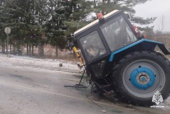 В Тверской области столкнулись фура и трактор