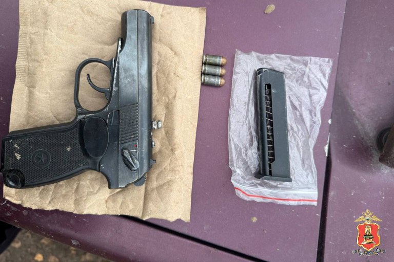 В Тверской области пьяный мужчина угрожал знакомой пистолетом