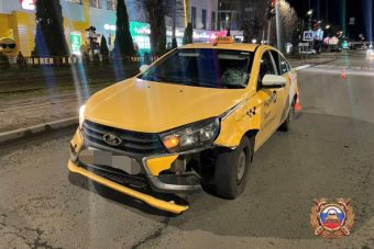 В Твери автомобиль такси сбил пешехода