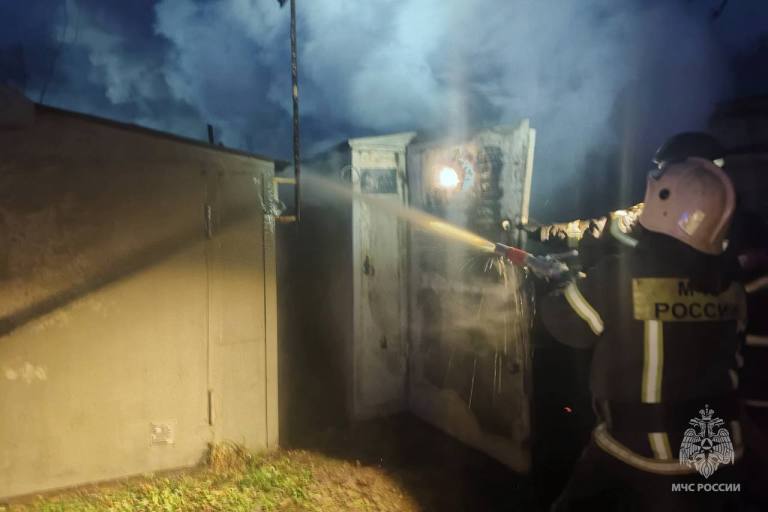 Мужчина погиб при пожаре в гараже в Твери