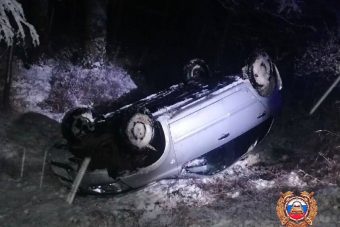 Под Торжком машина сошла с дороги и перевернулась на крышу