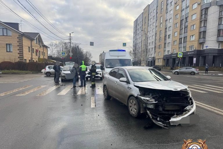В Твери водитель иномарки пострадал на повороте