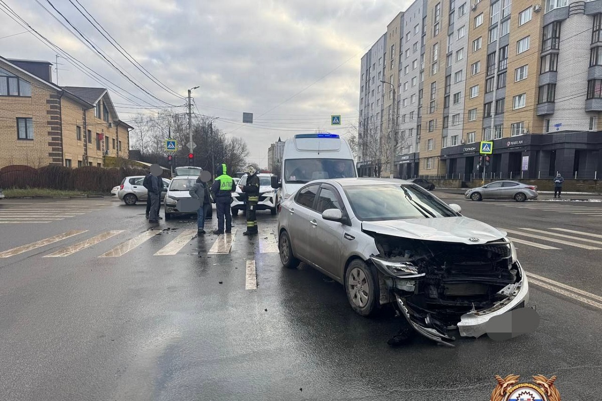 В Твери водитель иномарки пострадал на повороте