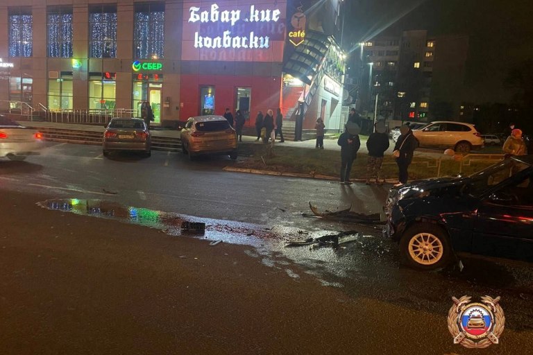 В Твери водитель кроссовера спровоцировал ДТП при повороте во двор