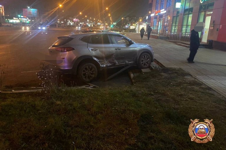 В Твери водитель кроссовера спровоцировал ДТП при повороте во двор