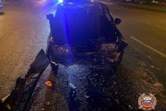 В Твери водитель кроссовера спровоцировал ДТП при повороте во двор