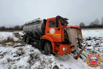 Один человек пострадал в столкновении большегрузов в Тверской области