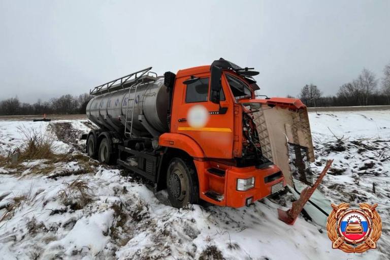 Один человек пострадал в столкновении большегрузов в Тверской области