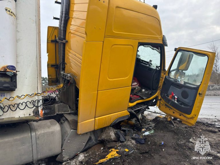 На трассе М-10 в Тверской области большегруз закопался на обочине