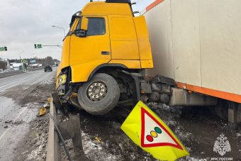 На трассе М-10 в Тверской области большегруз закопался на обочине