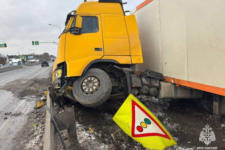 На трассе М-10 в Тверской области большегруз закопался на обочине