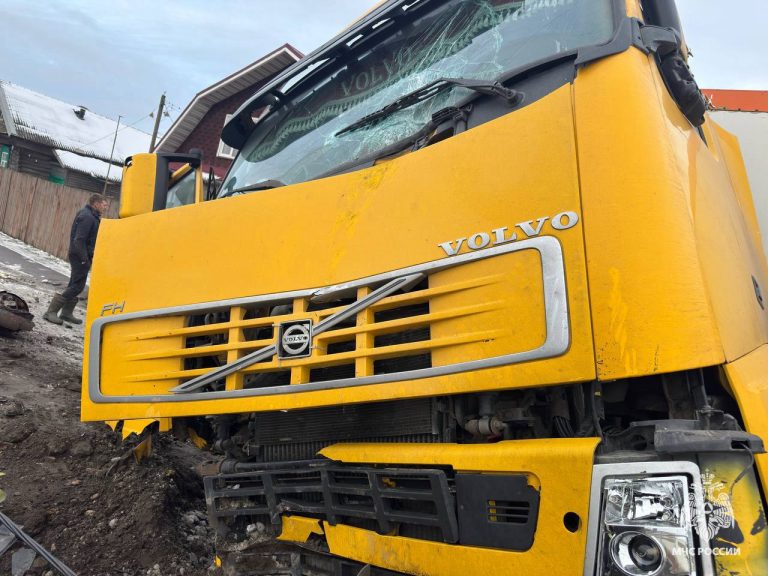 На трассе М-10 в Тверской области большегруз закопался на обочине