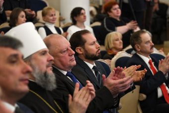 Врио губернатора Тверской области Виталий Королев вручил награды специалистам налоговой службы