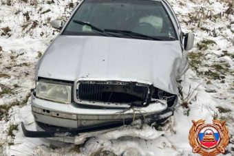 Выезд на встречную полосу стал причиной ДТП с пострадавшей в Тверской области