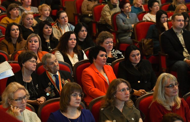 В преддверии Дня матери многодетным мамам Верхневолжья вручены награды