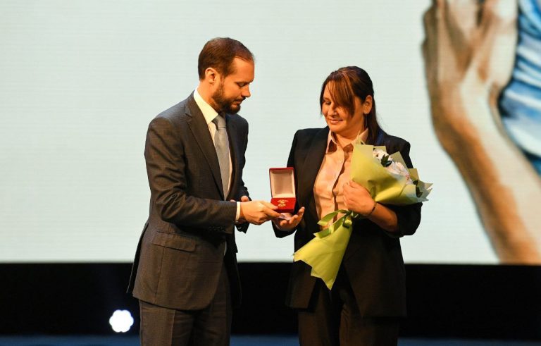 В преддверии Дня матери многодетным мамам Верхневолжья вручены награды