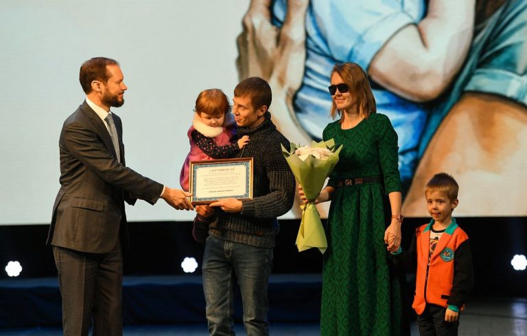 В преддверии Дня матери многодетным мамам Верхневолжья вручены награды