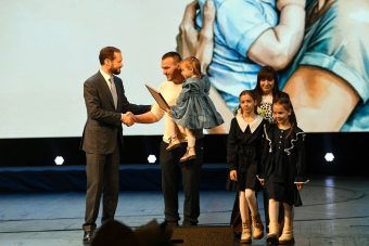 В преддверии Дня матери многодетным мамам Верхневолжья вручены награды