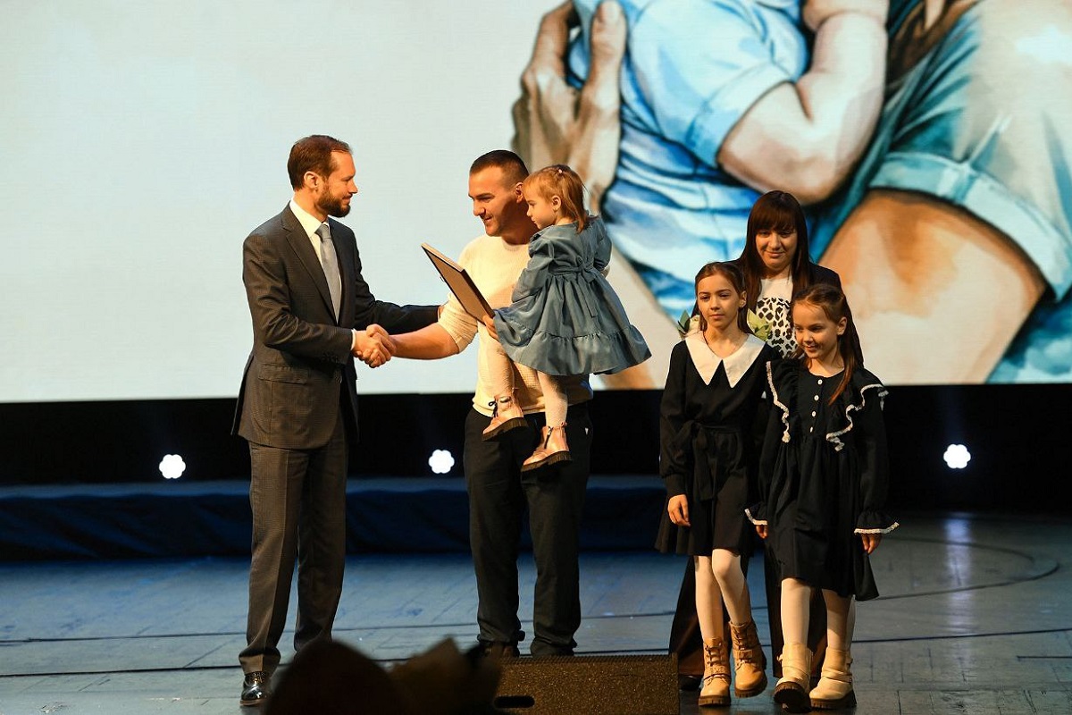 В преддверии Дня матери многодетным мамам Верхневолжья вручены награды