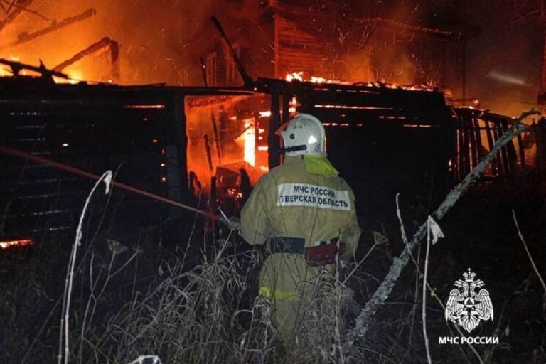 Жильцов горящего дома эвакуировали в Тверской области