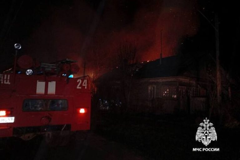 Жильцов горящего дома эвакуировали в Тверской области