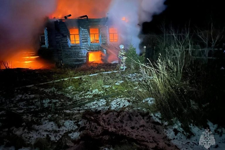 Жилой дом полыхал в Тверской области