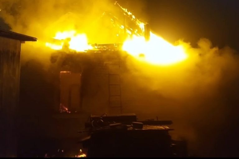 Жилой дом полыхал ночью в Заволжском районе Твери