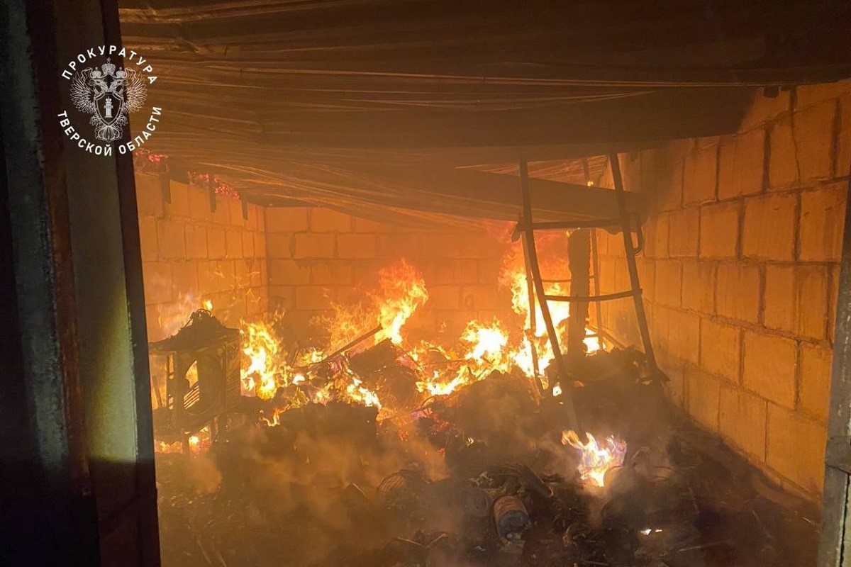 Мужчина и женщина погибли во время пожара под Тверью