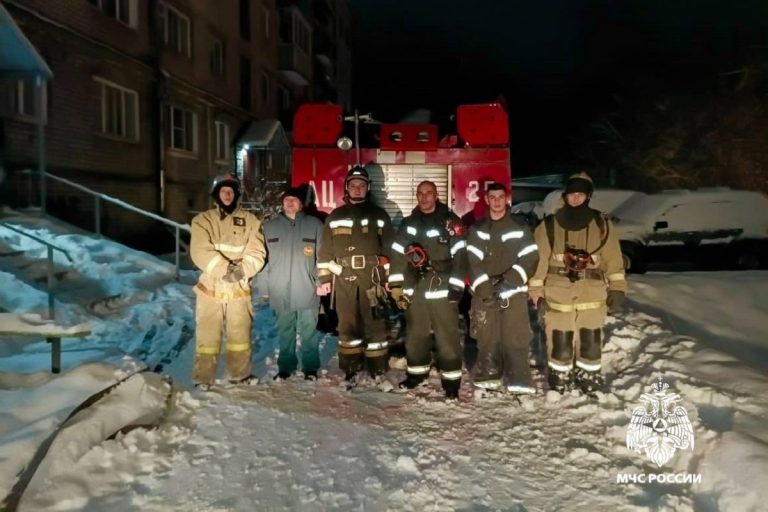 Мужчину эвакуировали из горящей квартиры в Тверской области