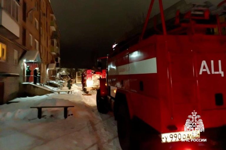 Мужчину эвакуировали из горящей квартиры в Тверской области