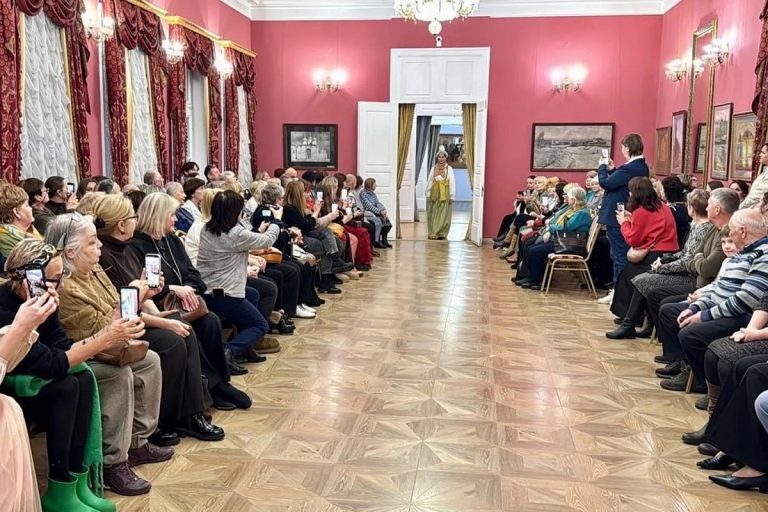 В Тверской области представили реконструкцию нарядов щеголих XIX века