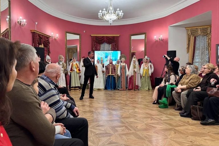 В Тверской области представили реконструкцию нарядов щеголих XIX века