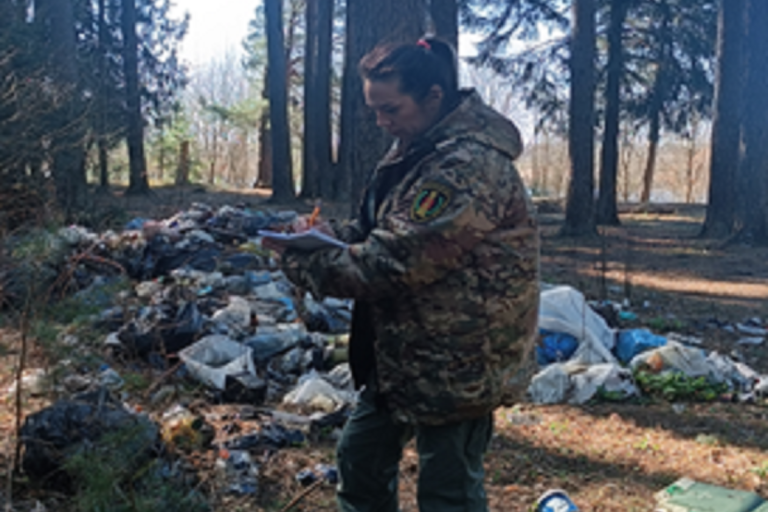 Отдыхающие завалили мусором природный заказник в Тверской области