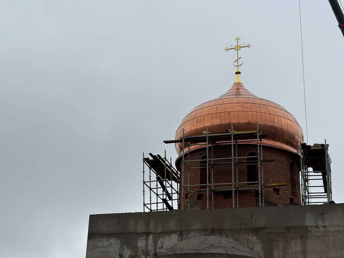 В Торопце на строящемся храме-музее установлен крест