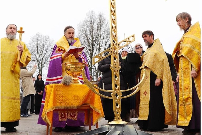 В Торопце на строящемся храме-музее установлен крест