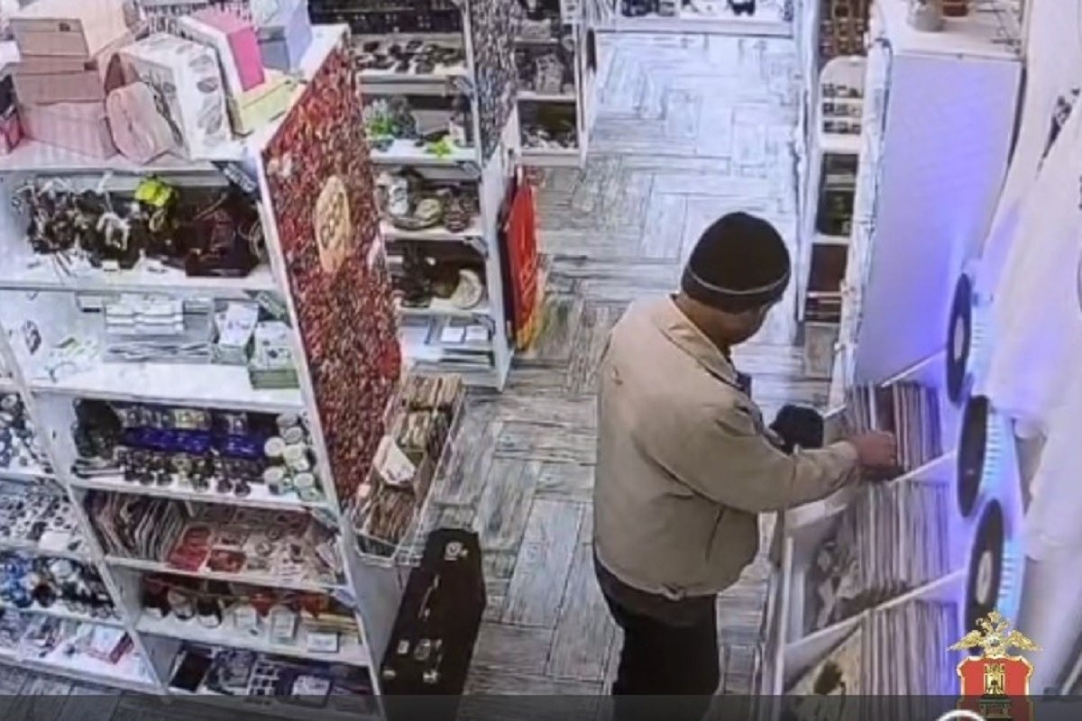 Житель Твери воровал виниловые пластинки в музыкальном магазине