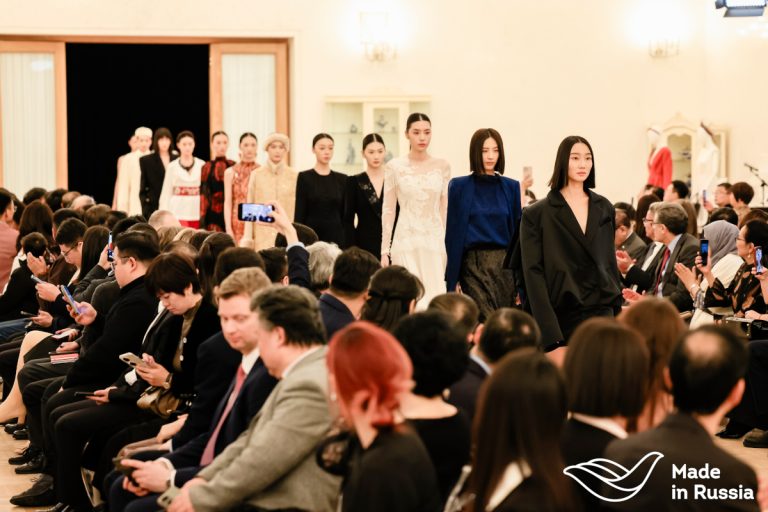 И в Пекине, и в Москве одновременно: мода «Торжокских золотошвей» объединяет и вдохновляет