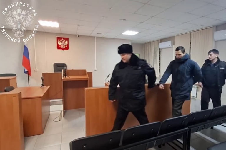 В Тверской области мужчина зарубил топором родного отца