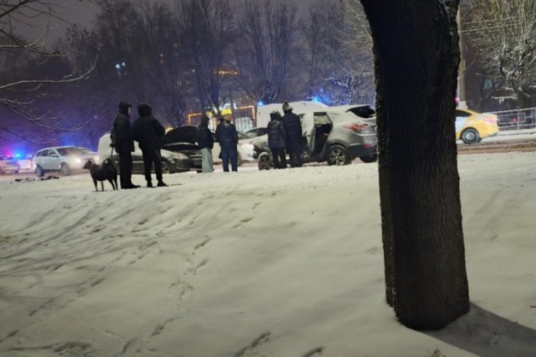 Выезд на встречную полосу стал причиной масштабного ДТП в Твери