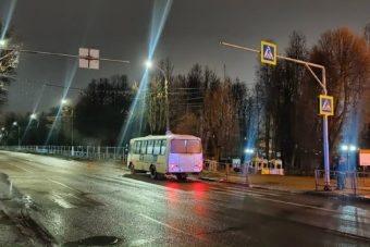 Два молодые женщины попали под колеса автобуса на набережной в Твери