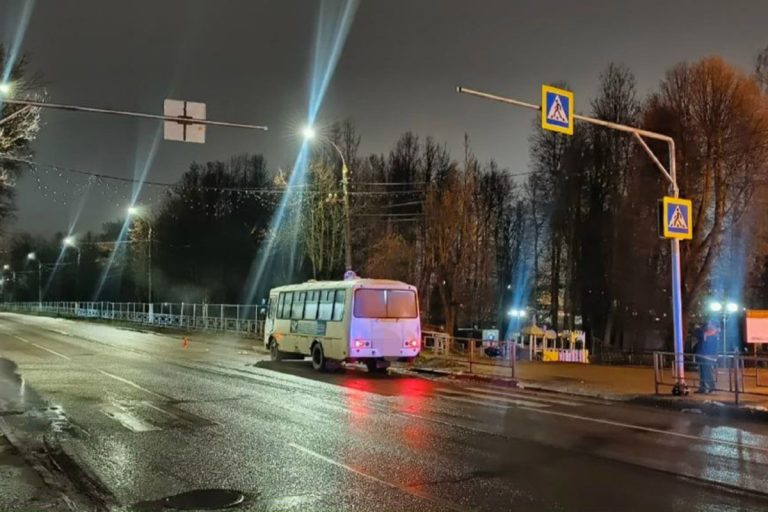 Два молодые женщины попали под колеса автобуса на набережной в Твери