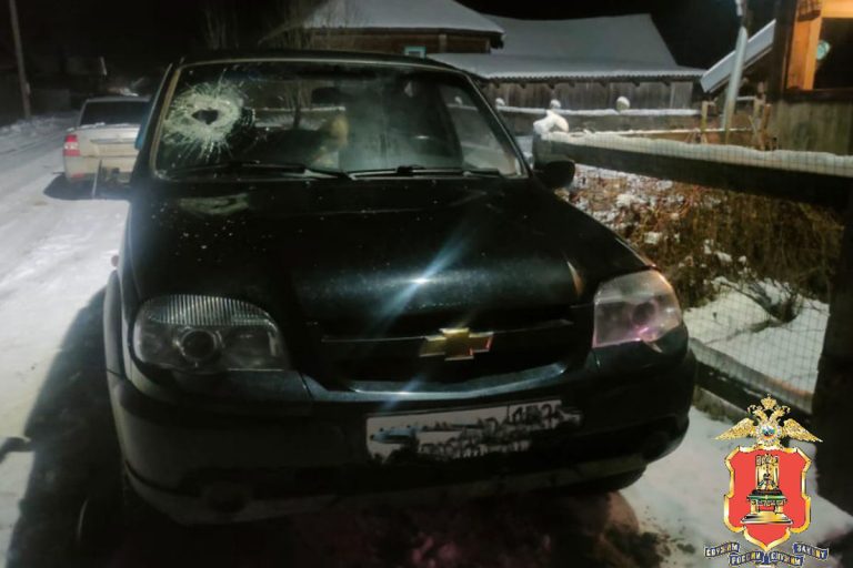 В Тверской области гневный мужчина разбил кувалдой машину соседа