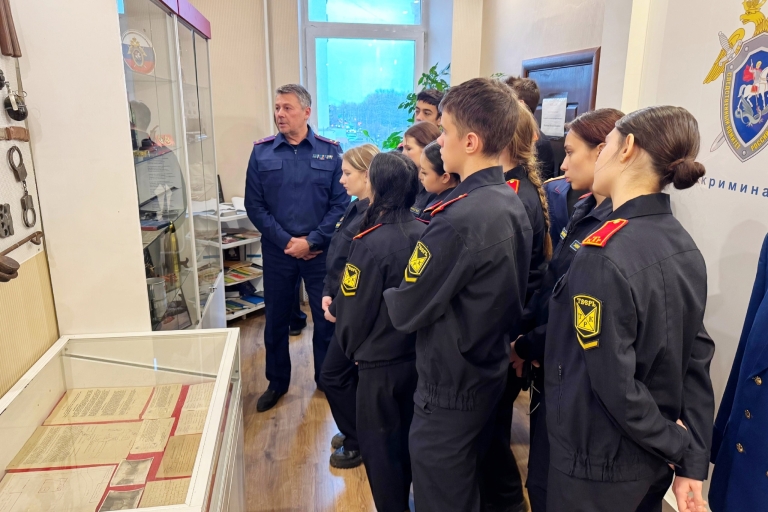 В Твери в День Героев Отечества офицер СК, участвовавший в СВО, пообщался с молодежью