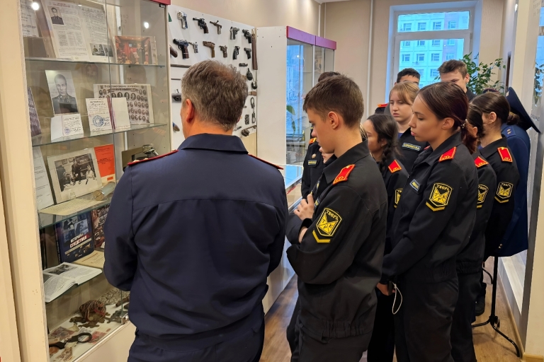 В Твери в День Героев Отечества офицер СК, участвовавший в СВО, пообщался с молодежью