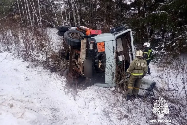 Бензовоз перевернулся в Тверской области